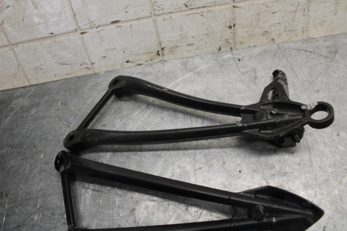 2008 Kawasaki Ninja ZX10R  REAR BACK PASSENGER PEG SET PAIR 34028-0094 BB524