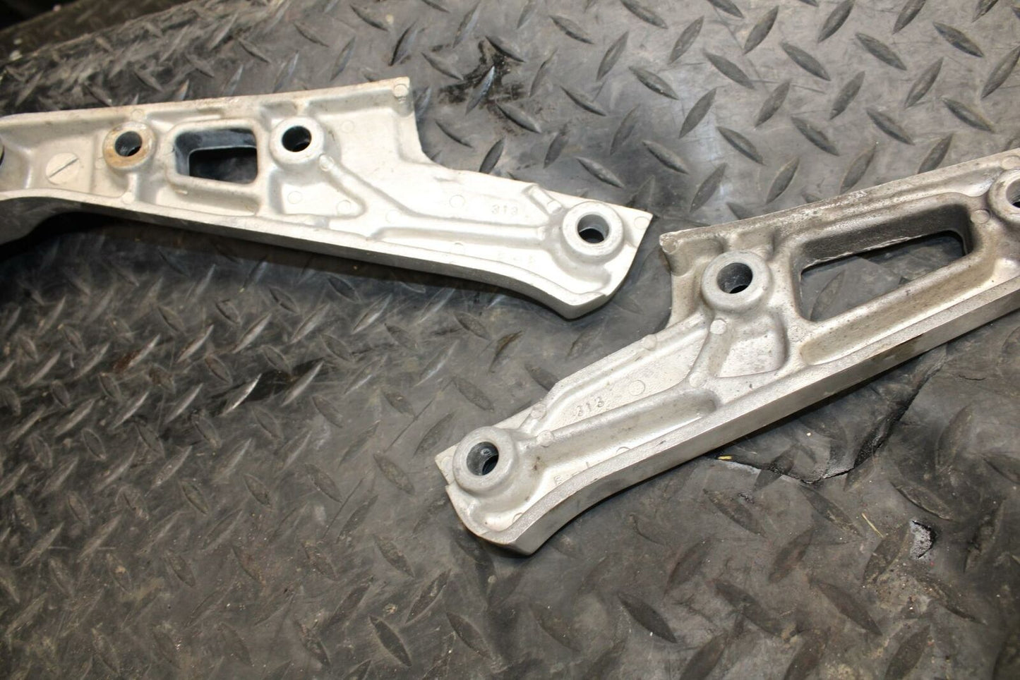 86 SUZUKI GS750ES REAR BACK PASSENGER PEG SET PAIR BB233