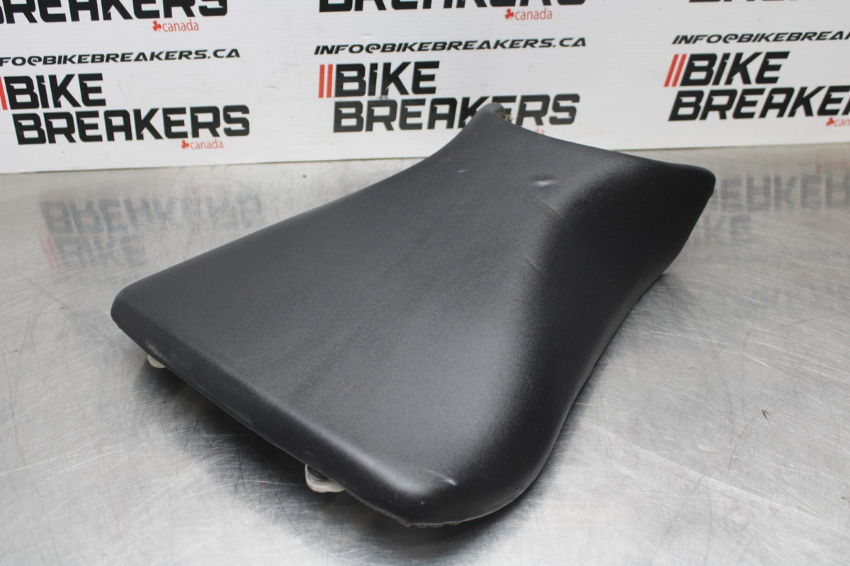 03-05 YAMAHA YZF R6  FRONT DRIVERS SEAT PAD SADDLE PILLION BB793