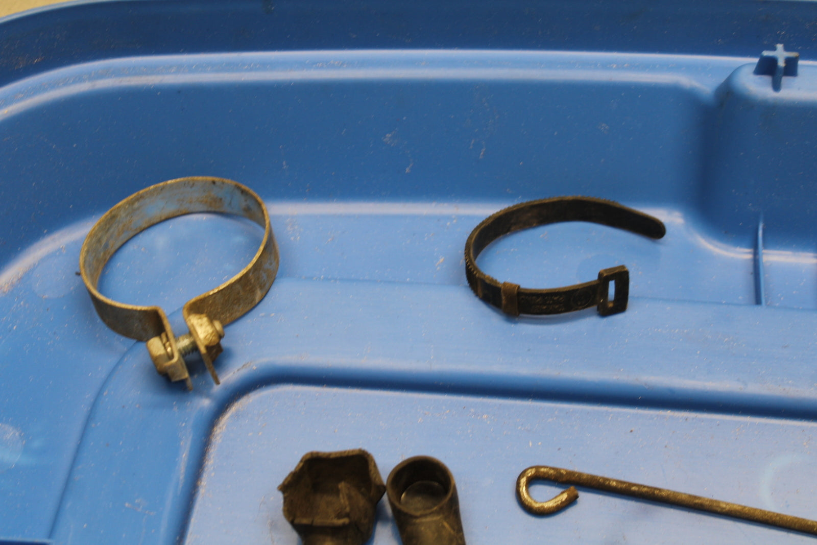 78 SUZUKI GS550E MOUNTING BOLTS HARDWARE MOTOR SCREWS BB133