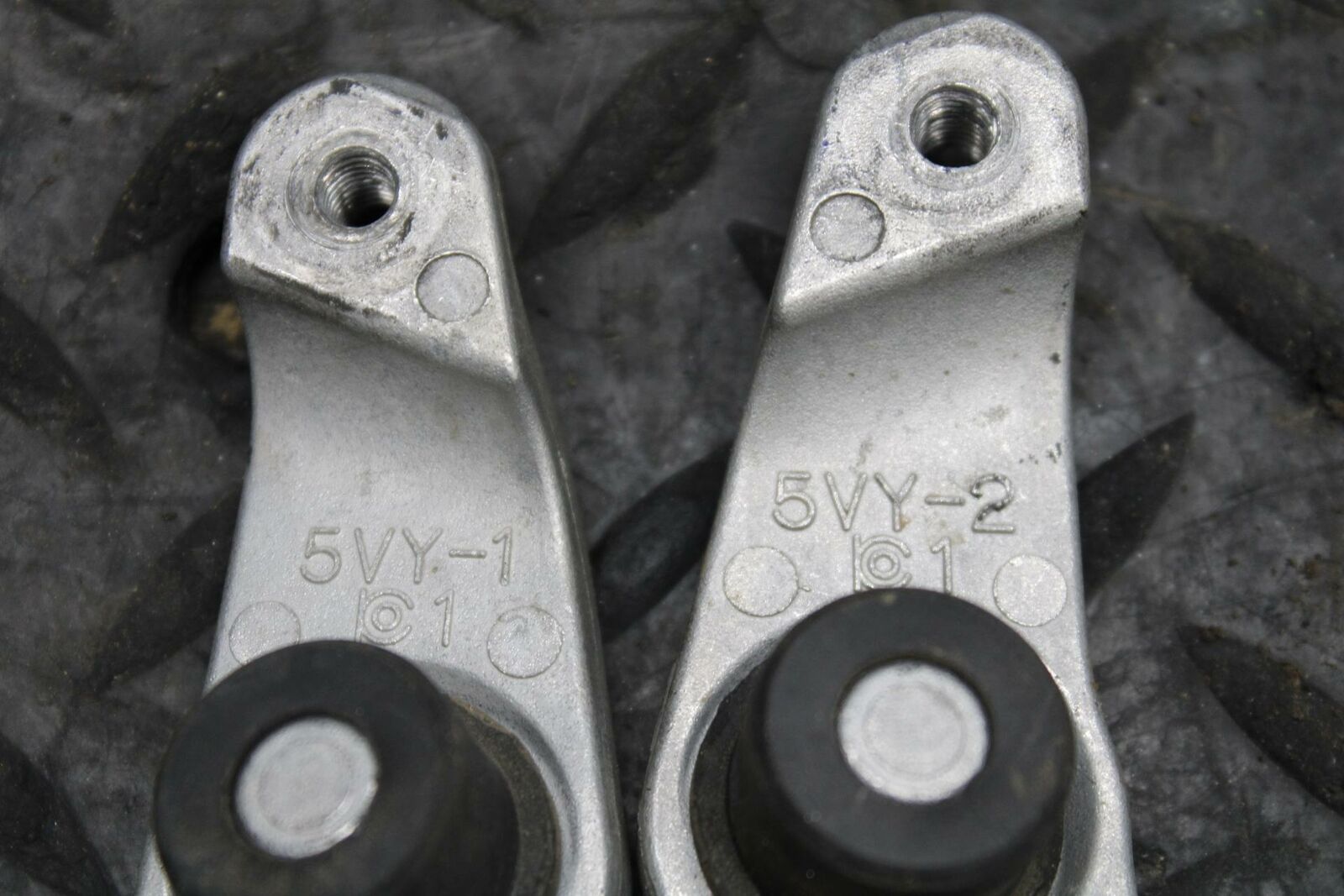 04-05 YAMAHA YZF R1 SUPPORT MOUNTING BRACKET MOUNT SET BB225
