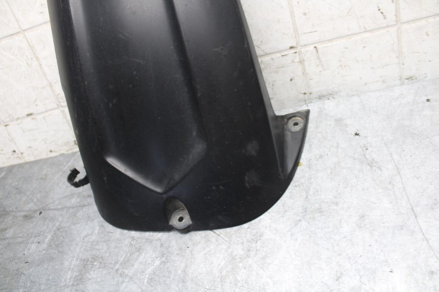 2003 Yamaha YZF R6 REAR BACK WHEEL TIRE HUGGER FENDER 5SL-21650-00-00 BB539