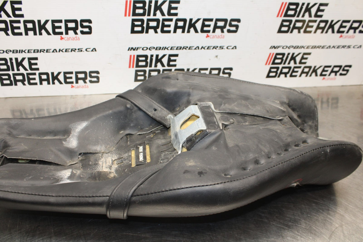 07 HARLEY-DAVIDSON SPORTSTER 1200 CUSTOM XL1200C SADDLE SEAT  BB833