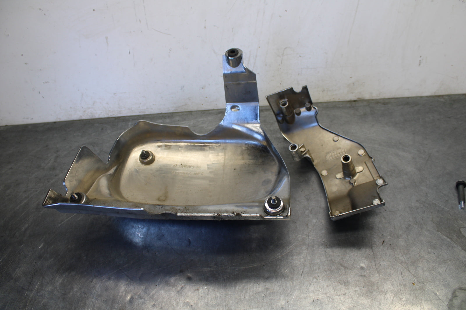 04 SUZUKI INTRUDER 800 ENGINE SPROCKET COVER BB758