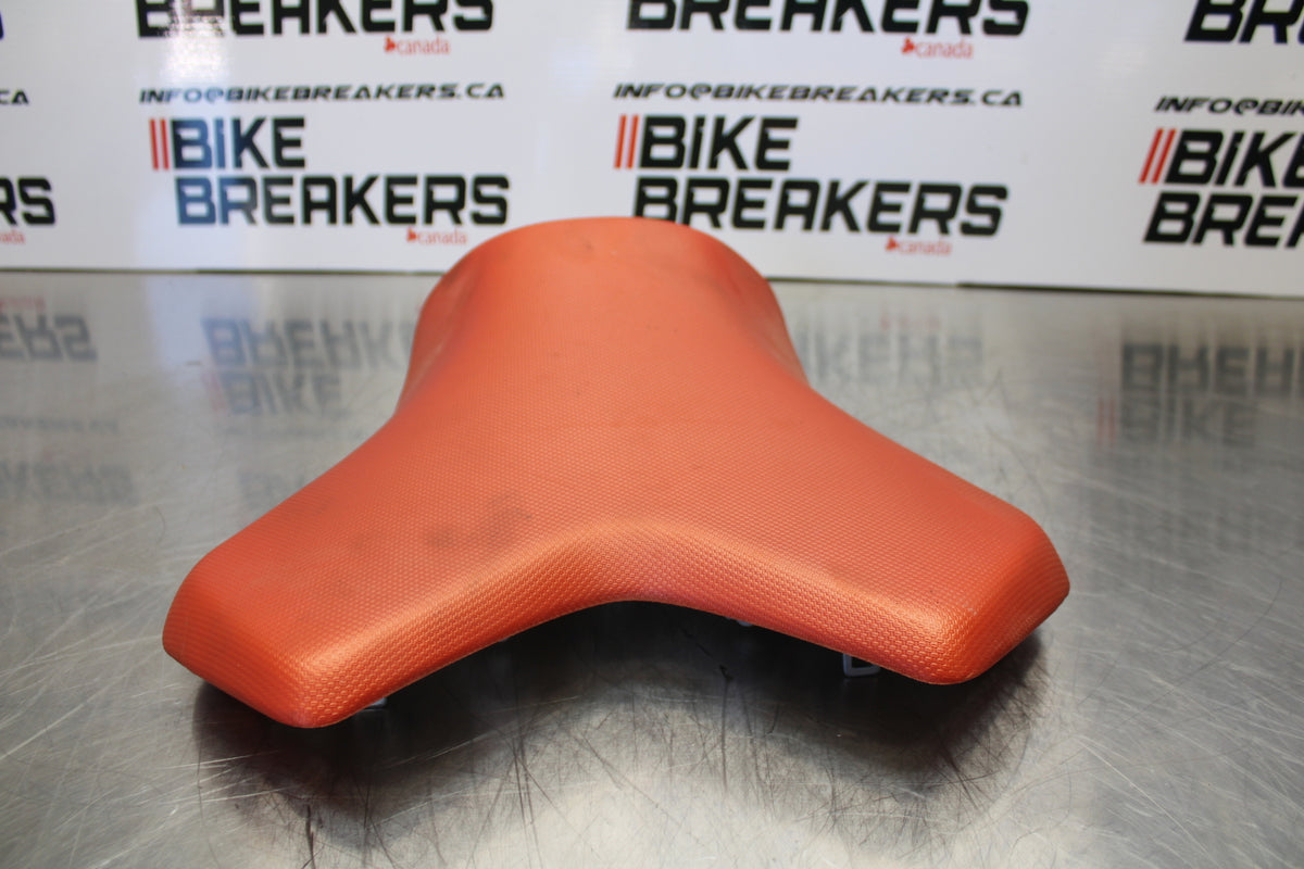 07 KAWASAKI Z1000 FRONT DRIVERS SEAT PAD SADDLE PILLION BB148