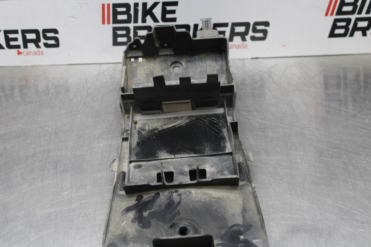 05-06 SUZUKI GSXR1000 REAR BACK TAIL UNDERTAIL BATTERY TRAY PLASTIC BB773