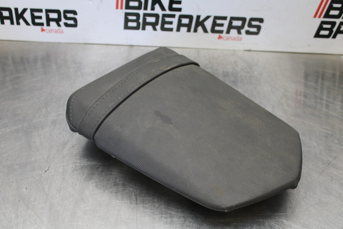 04-06 YAMAHA YZF R1 REAR BACK PASSENGER TANDEM SEAT PAD SADDLE PILLION BB160