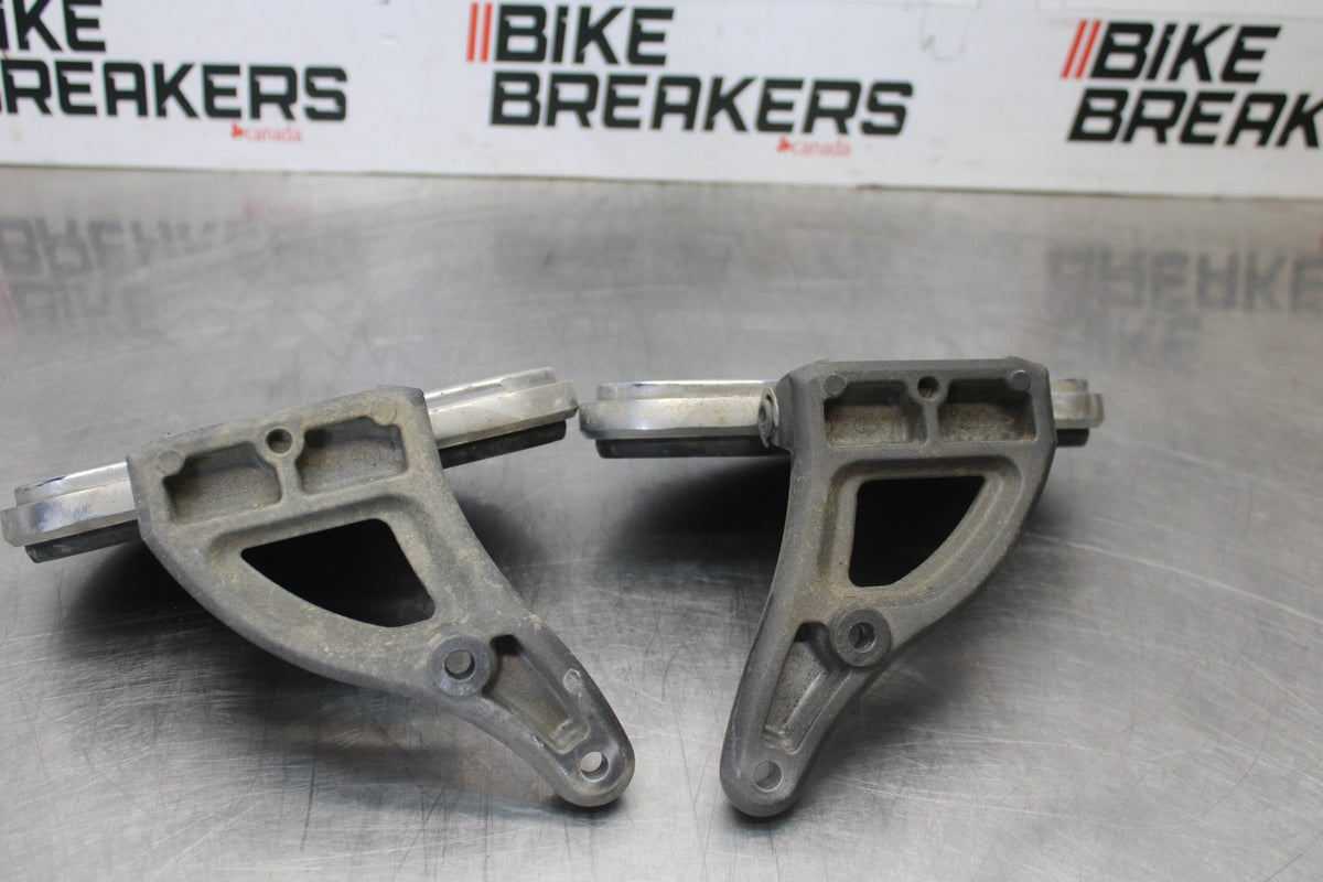08 KAWASAKI VULCAN 1600 VN1600D NOMAD REAR PASSENGER FOOT STEP SET PAIR BB904
