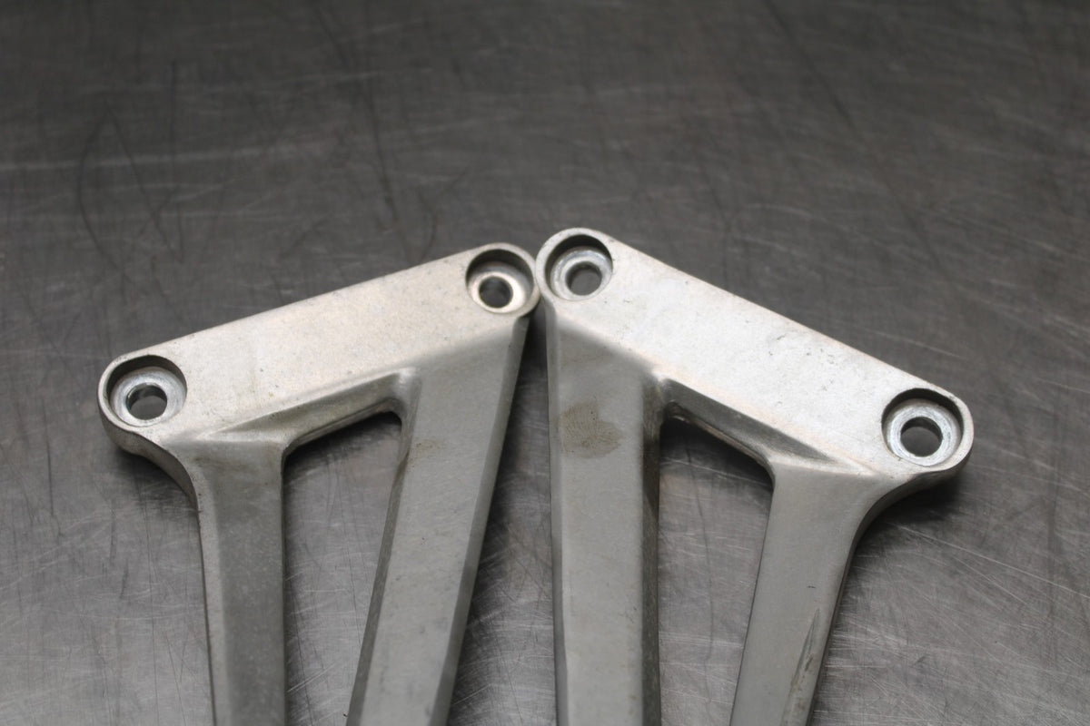 08 HONDA CBR125R REAR BACK PASSENGER PEG SET PAIR BB839