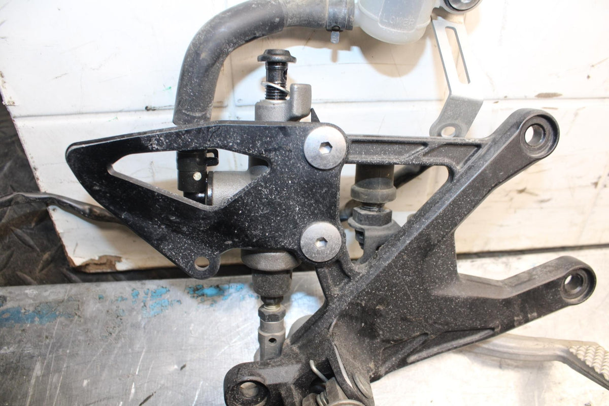 18 YAMAHA YZF R1  RIGHT REARSET REAR SET DRIVER FOOT PEG REST STOP BB473