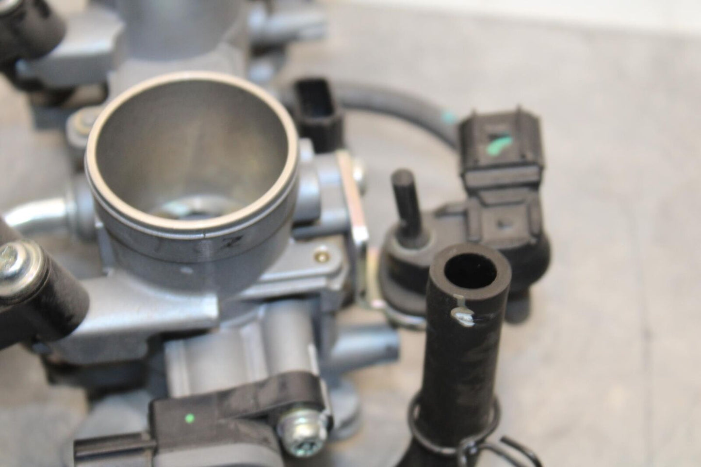 19-22 KAWASAKI Z400 MAIN FUEL INJECTORS / THROTTLE BODIES BB586