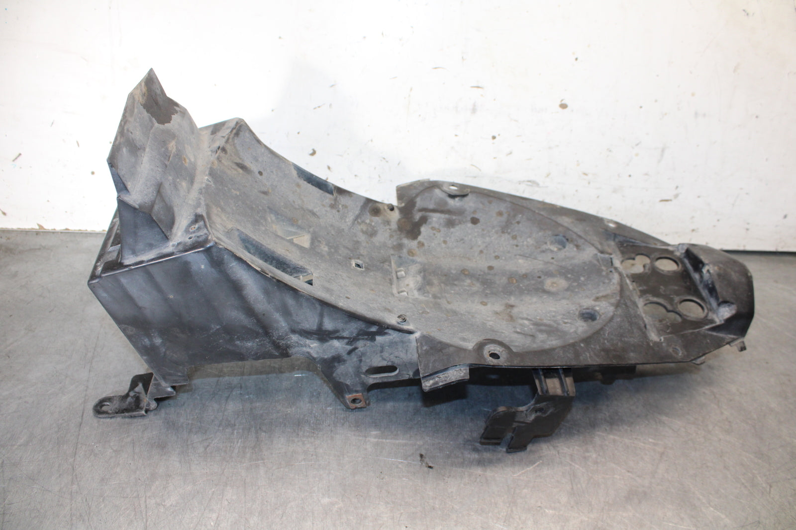 09-15 YAMAHA FZ6R REAR BACK TAIL UNDERTAIL BATTERY TRAY PLASTIC BB686