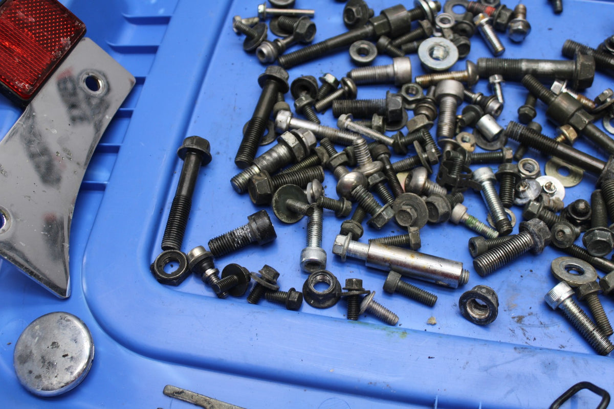 06 KAWASAKI VULCAN 900 MOUNTING BOLTS HARDWARE MOTOR SCREWS BB799
