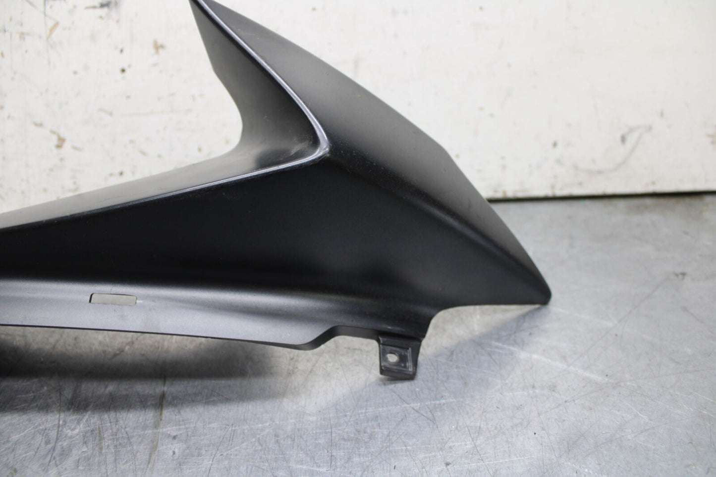 08-10 SUZUKI GSXR 600  RIGHT FRONT UPPER MID SIDE FAIRING COWL PLASTIC BB630