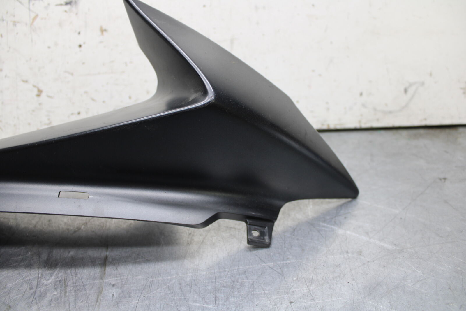 08-10 SUZUKI GSXR 600  RIGHT FRONT UPPER MID SIDE FAIRING COWL PLASTIC BB630