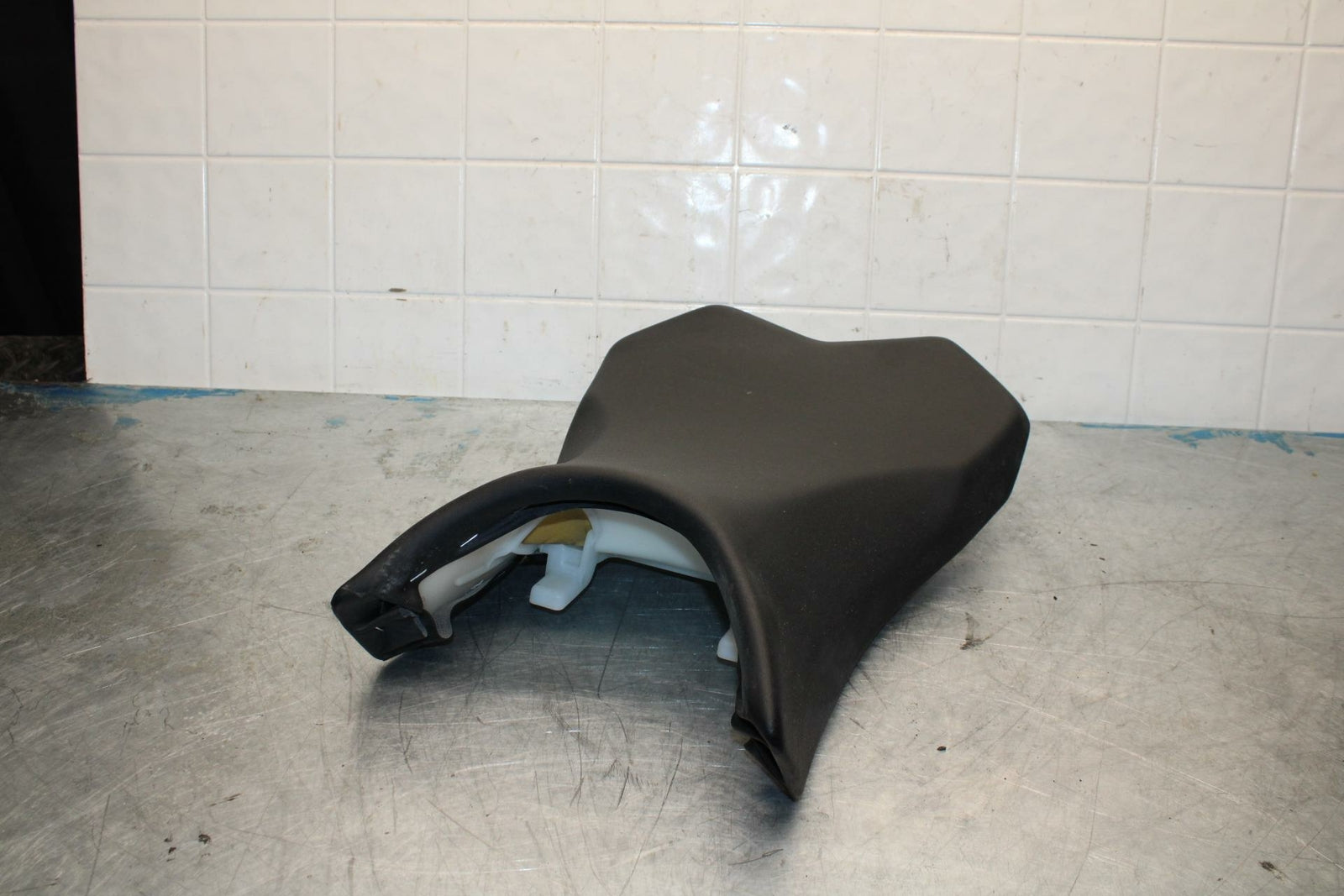 10-13 KAWASAKI Z1000 FRONT DRIVERS SEAT PAD SADDLE PILLION BB421