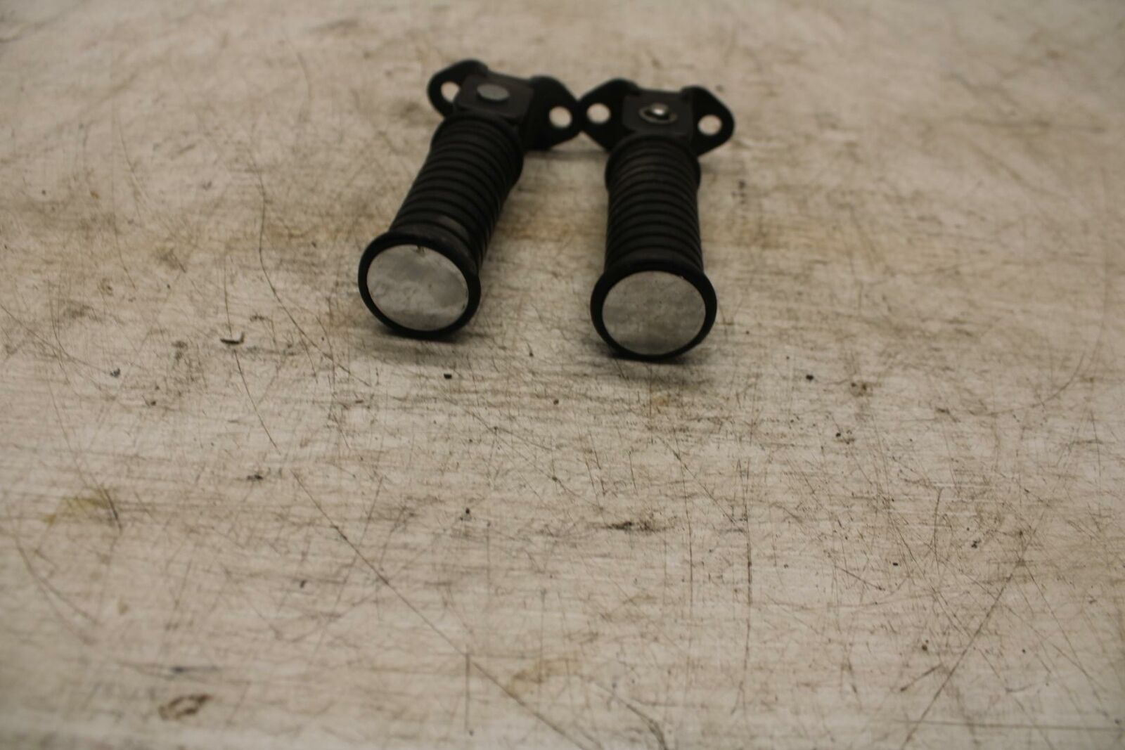 06-21 KAWASAKI VULCAN 900 FRONT FOOT RESTS PEGS STEPS SET PAIR BB363