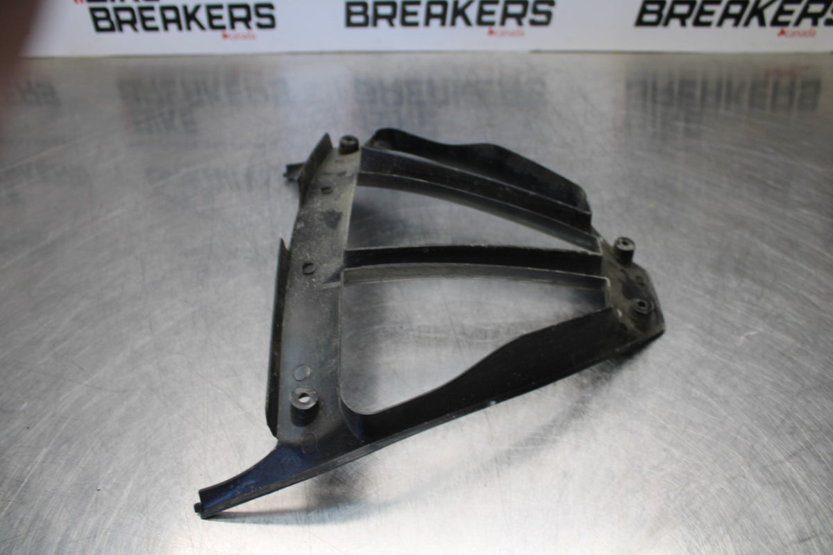 04-05 YAMAHA YZF R1 FRONT LOWER INNER EXHAUST V FAIRING COWL GUARD  BB173