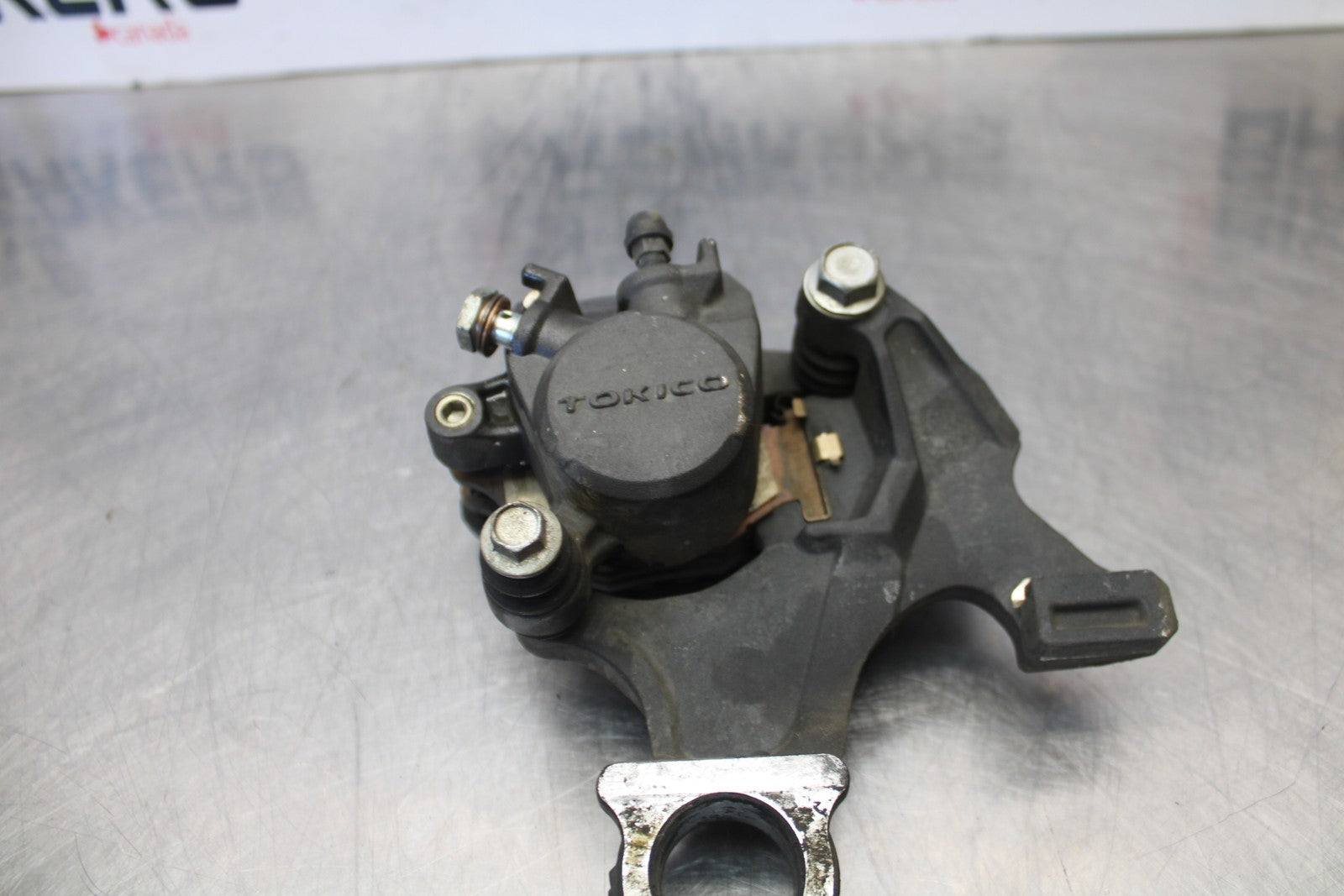 07 SUZUKI GSXR1000 REAR BACK BRAKE CALIPER W MOUNT BRACKET BB770