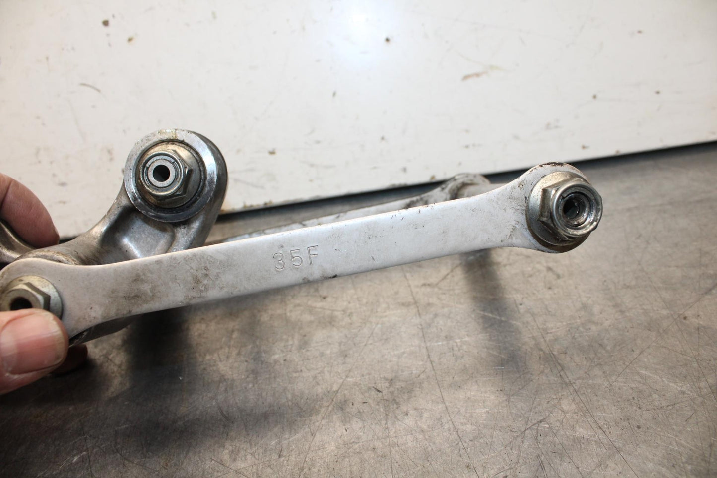 01 SUZUKI GSXR1000 REAR DOGBONE SHOCK LINKAGE LINK 62600-35870 BB100