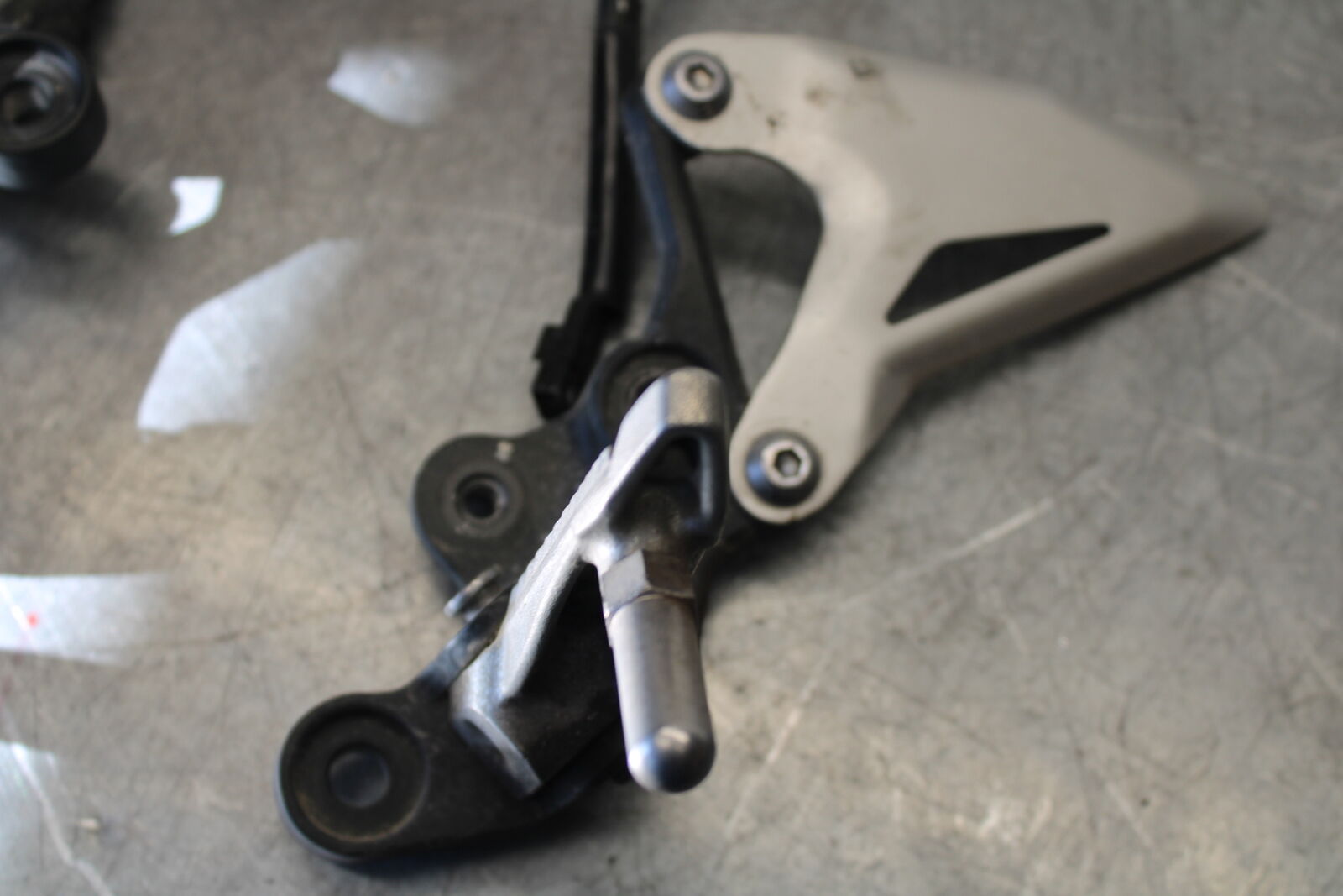 19-22 KAWASAKI Z400 RIGHT LEFT REARSETS REAR SET DRIVER FOOT PEGS  BB708