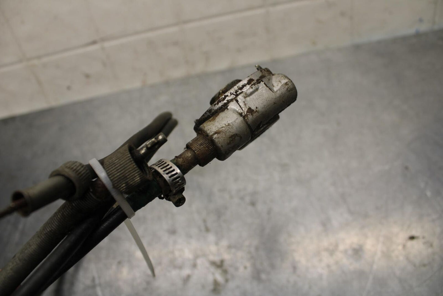 75 SUZUKI GT 550 SPEEDOMETER DRIVE SPEEDO LINE BB72