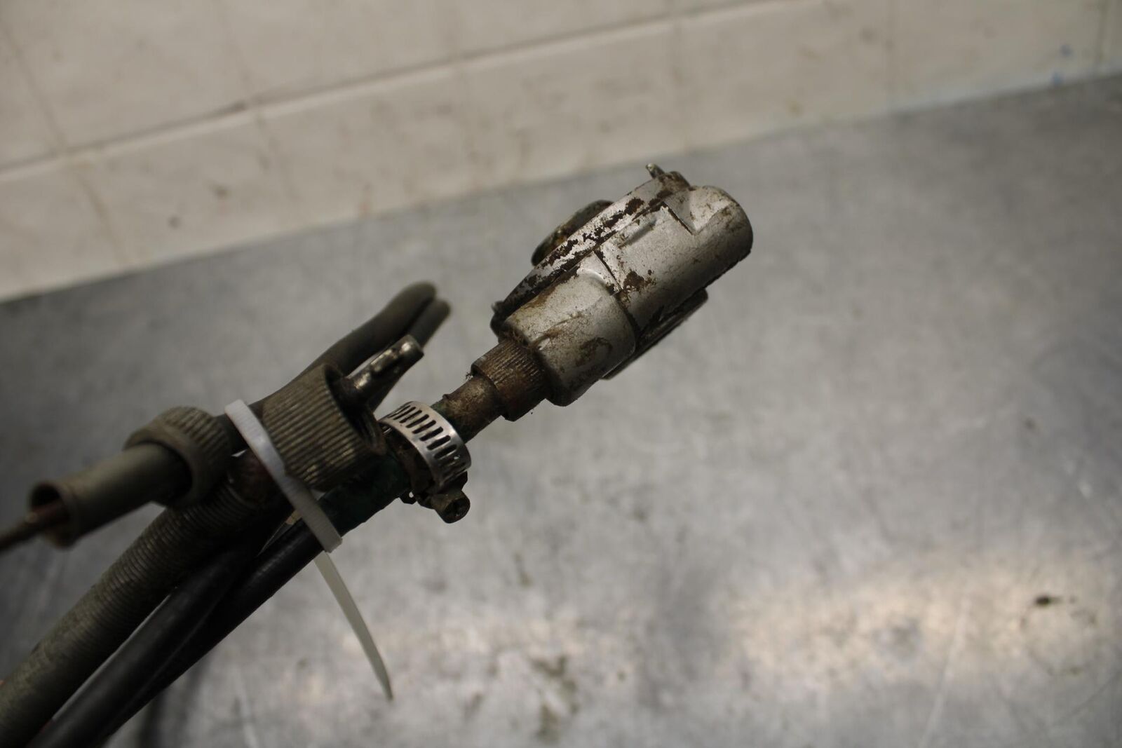 75 SUZUKI GT 550 SPEEDOMETER DRIVE SPEEDO LINE BB72