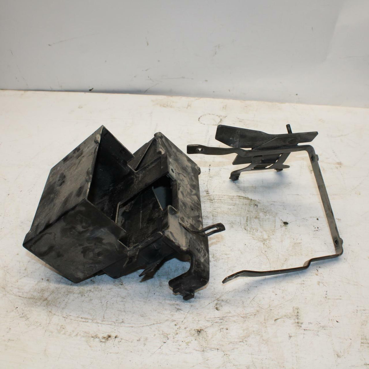 06 HONDA SHADOW 750 VT750C BATTERY TRAY BOX HOLDER BB352