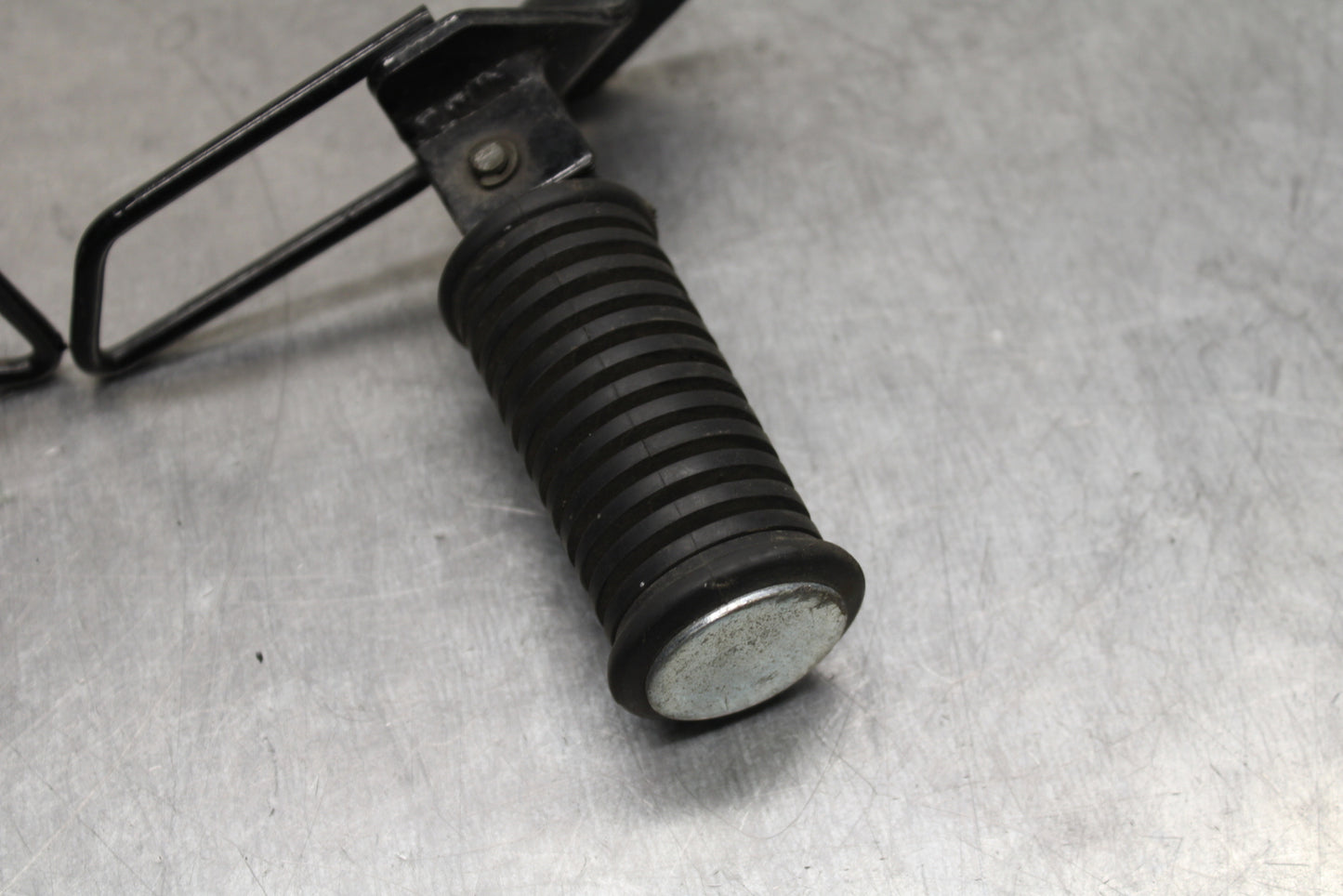 04 SUZUKI INTRUDER 800 REAR PASSENGER FOOT STEP PEG BB758