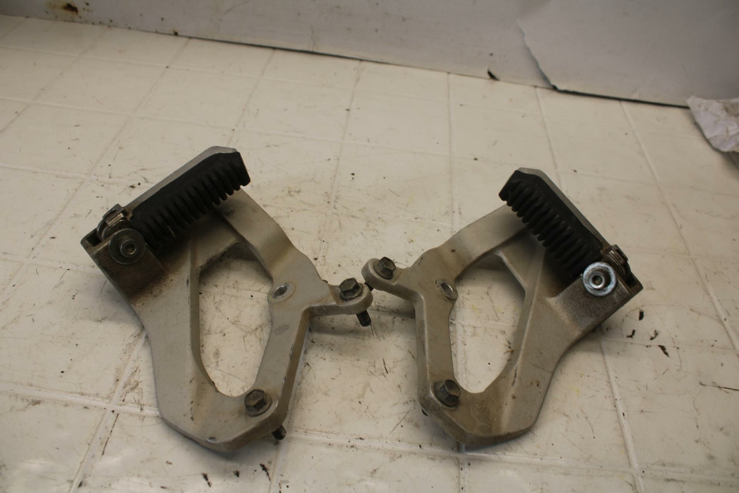 93-96 SUZUKI GSXR1100W REAR BACK PASSENGER PEG SET PAIR BB12 #B