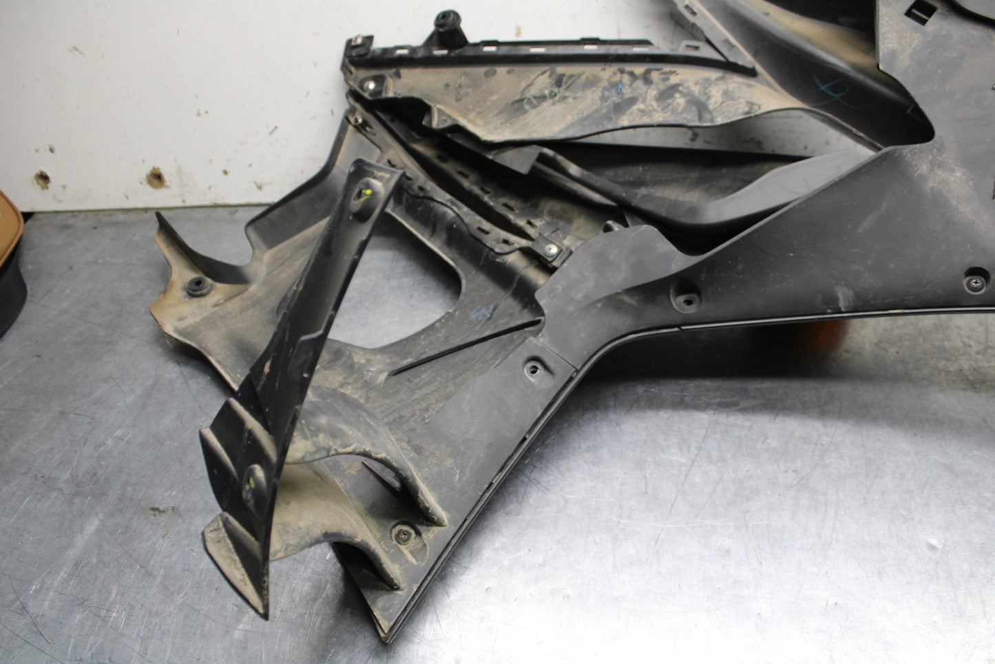 19-24 YAMAHA R3 LEFT LOWER MID UPPER SIDE FAIRING COWL BB736