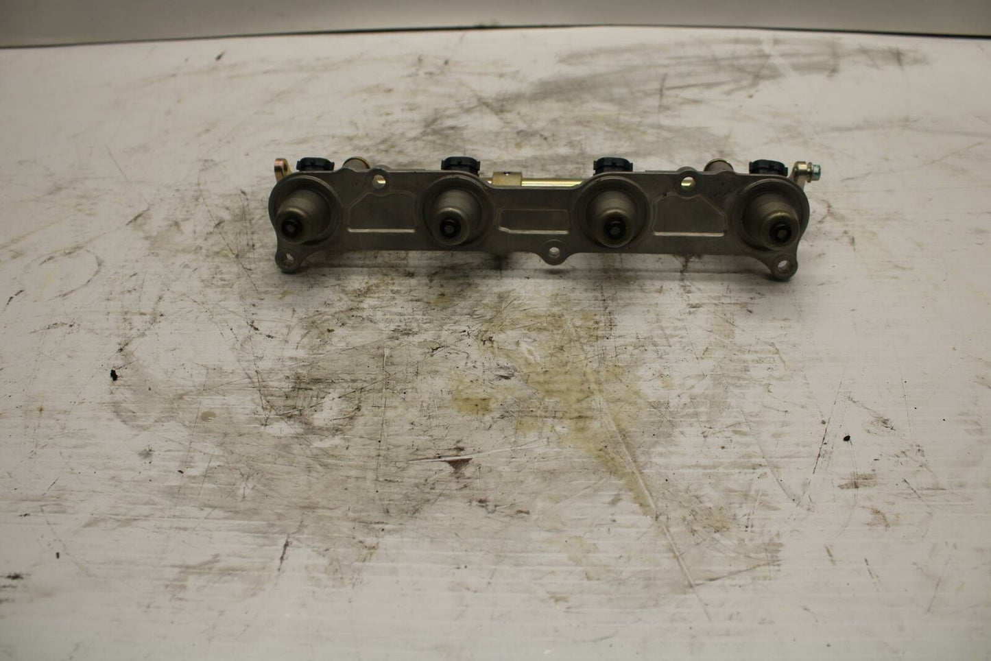 03-04 HONDA CBR600RR SECONDARY FUEL INJECTORS TOP AIRBOX GAS RAIL BB253