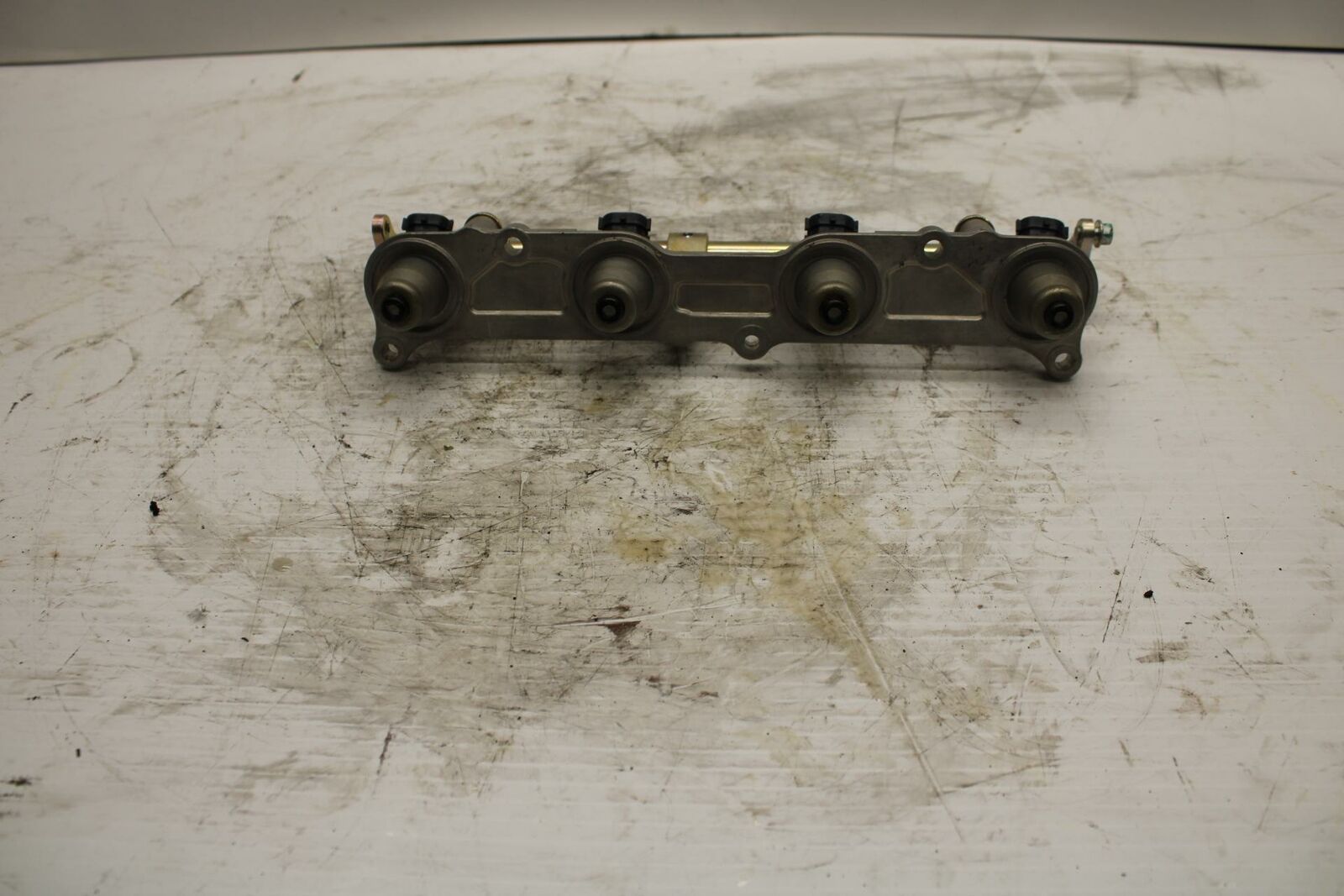 03-04 HONDA CBR600RR SECONDARY FUEL INJECTORS TOP AIRBOX GAS RAIL BB253