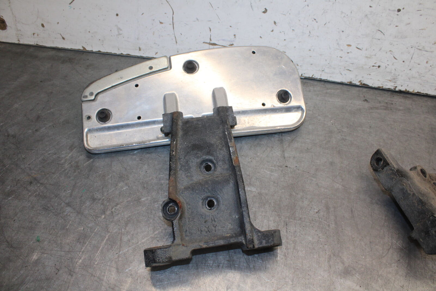 05-06 YAMAHA ROYAL STAR FRONT FOOT RESTS PEGS STEPS SET PAIR BB697