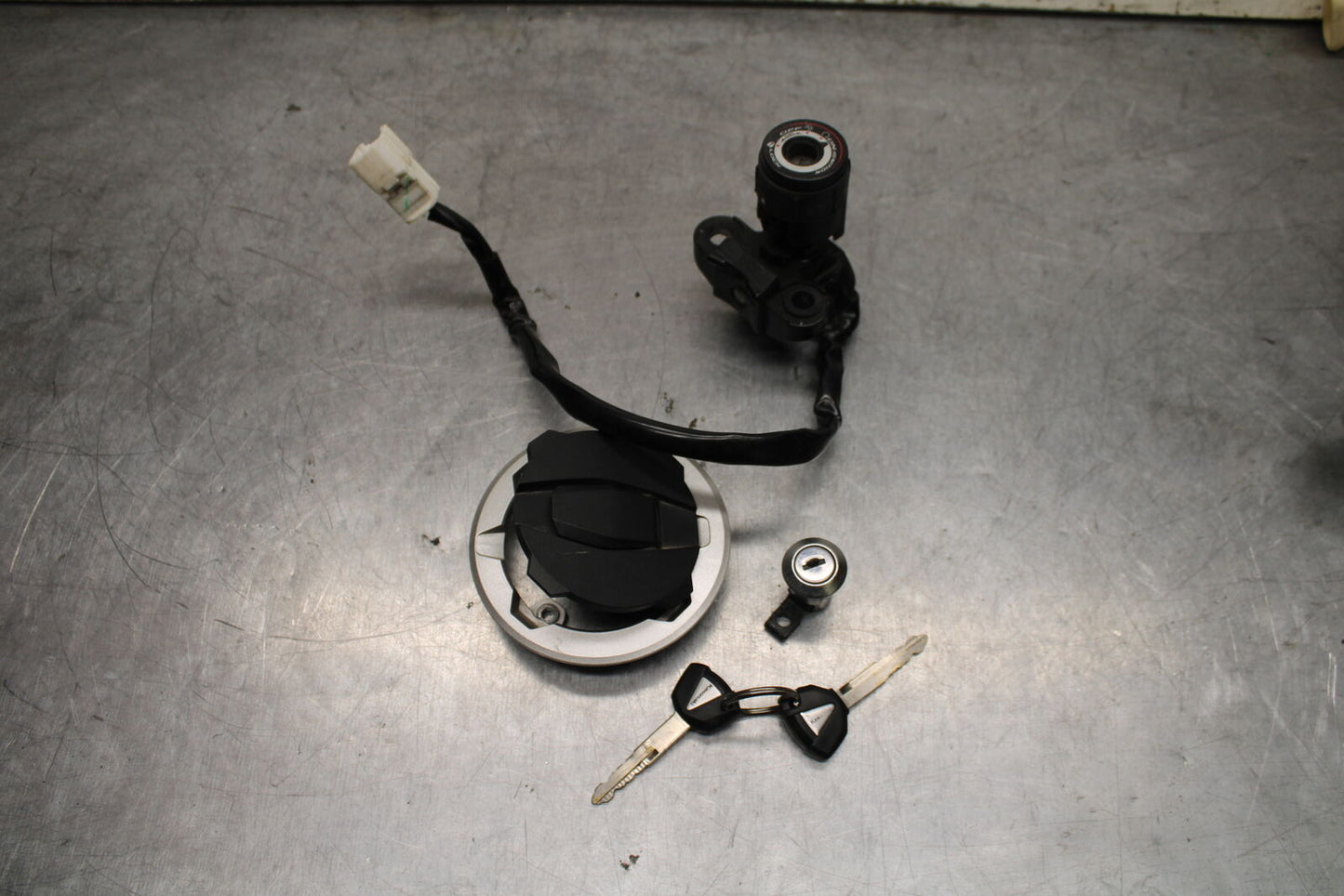 19-22 KAWASAKI Z400 IGNITION LOCK KEY SET W/ GAS CAP AND SEAT LOCK BB738