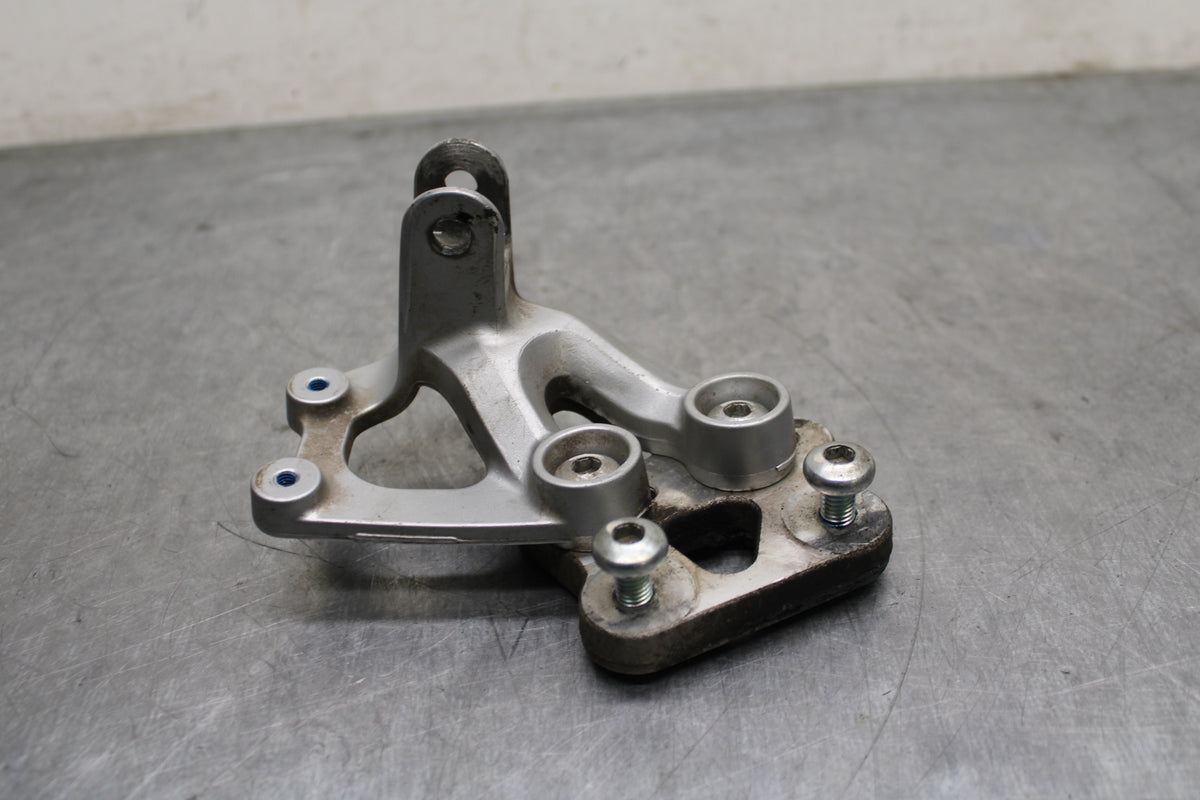 08-10 SUZUKI GSXR 600 LEFT REARSET REAR SET DRIVER FOOT PEG BRACKET MOUNT BB132