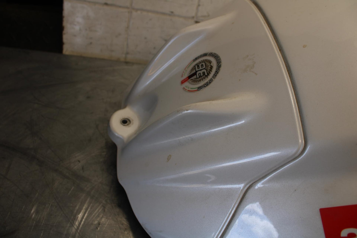 2010 Aprilia RSV1000R WHITE GAS TANK FUEL CELL PETROL RESERVOIR BB513