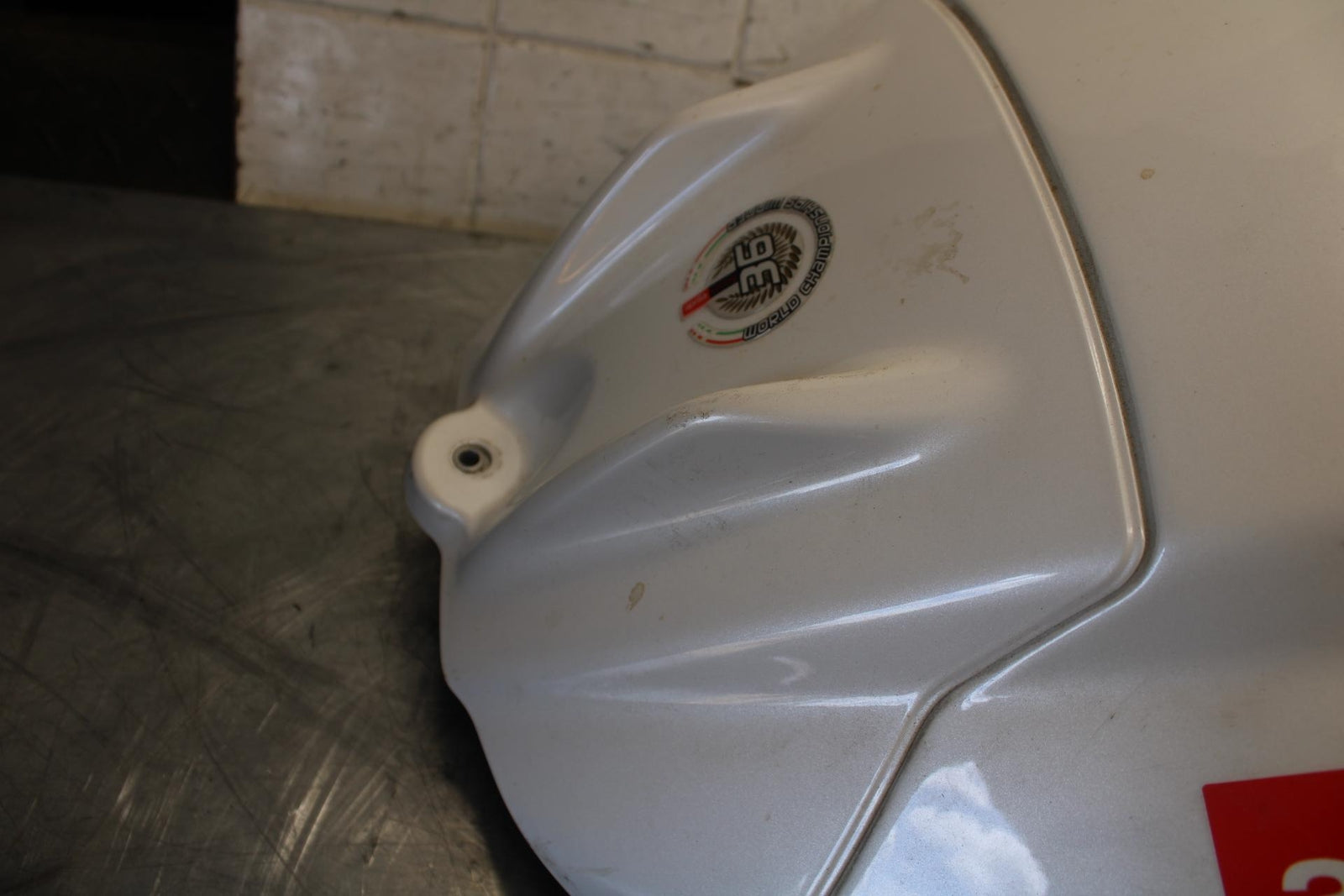 2010 Aprilia RSV1000R WHITE GAS TANK FUEL CELL PETROL RESERVOIR BB513