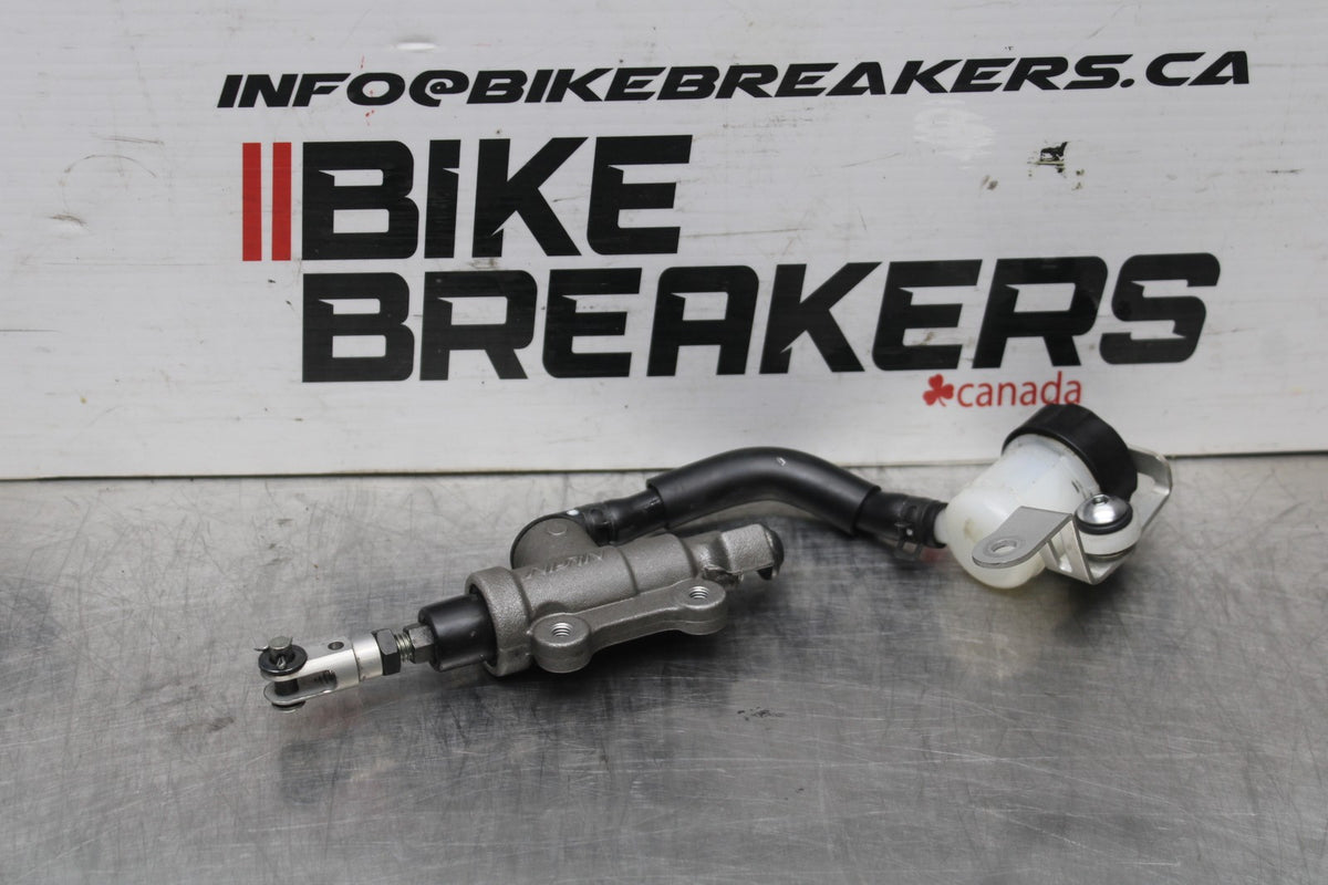 18 YAMAHA YZF R1  REAR BACK BRAKE MASTER CYLINDER W RESERVOIR BB838