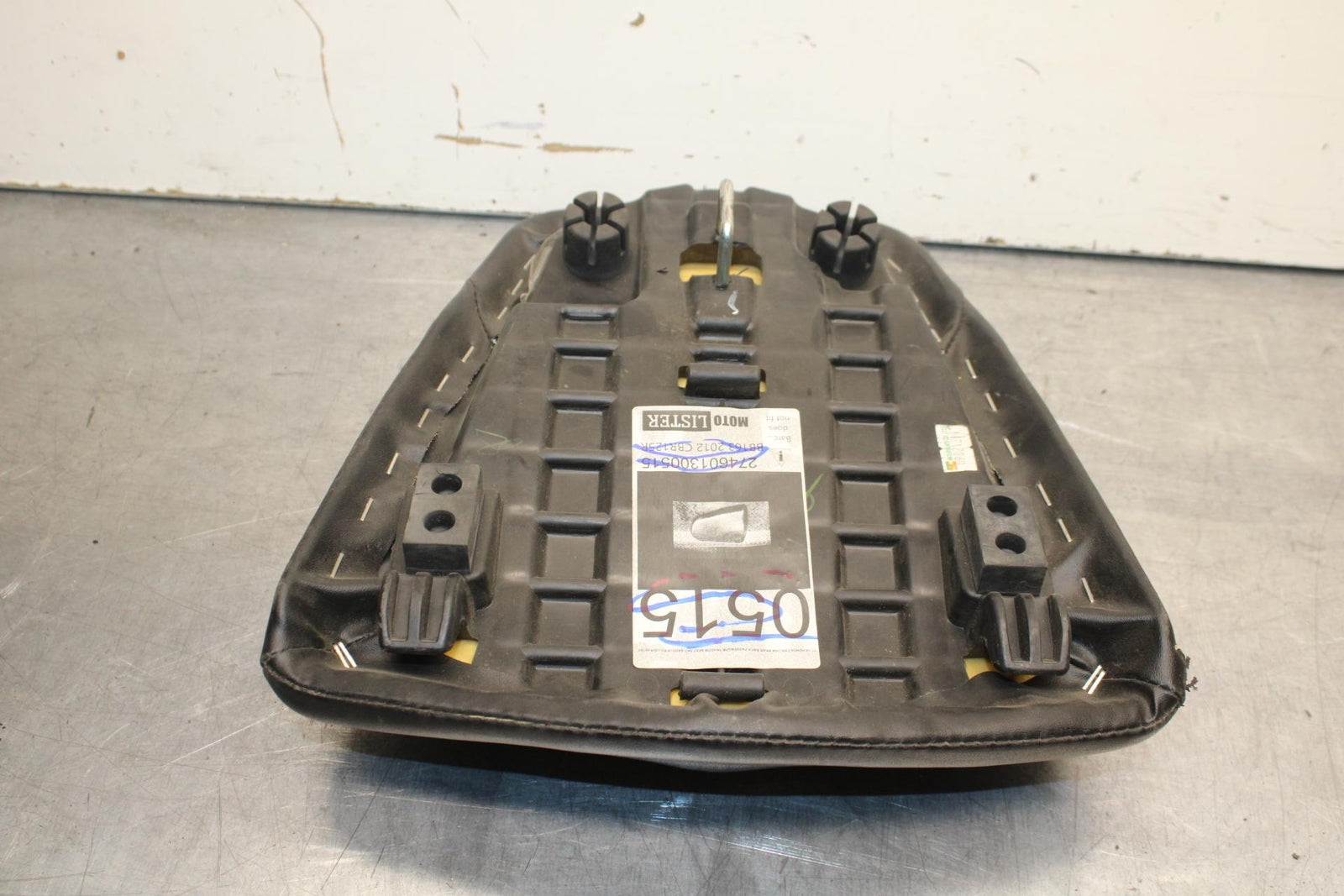 11-19 HONDA CBR125R REAR BACK PASSENGER TANDEM SEAT PAD SADDLE PILLION BB102
