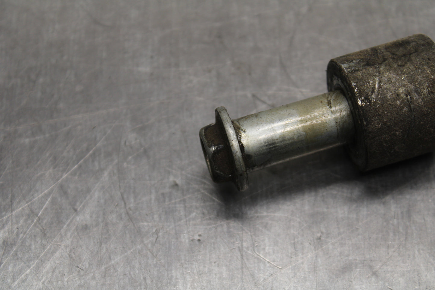 04 SUZUKI INTRUDER 800 REAR AXLE BACK WHEEL RIM PIVOT BOLT AXEL BB758