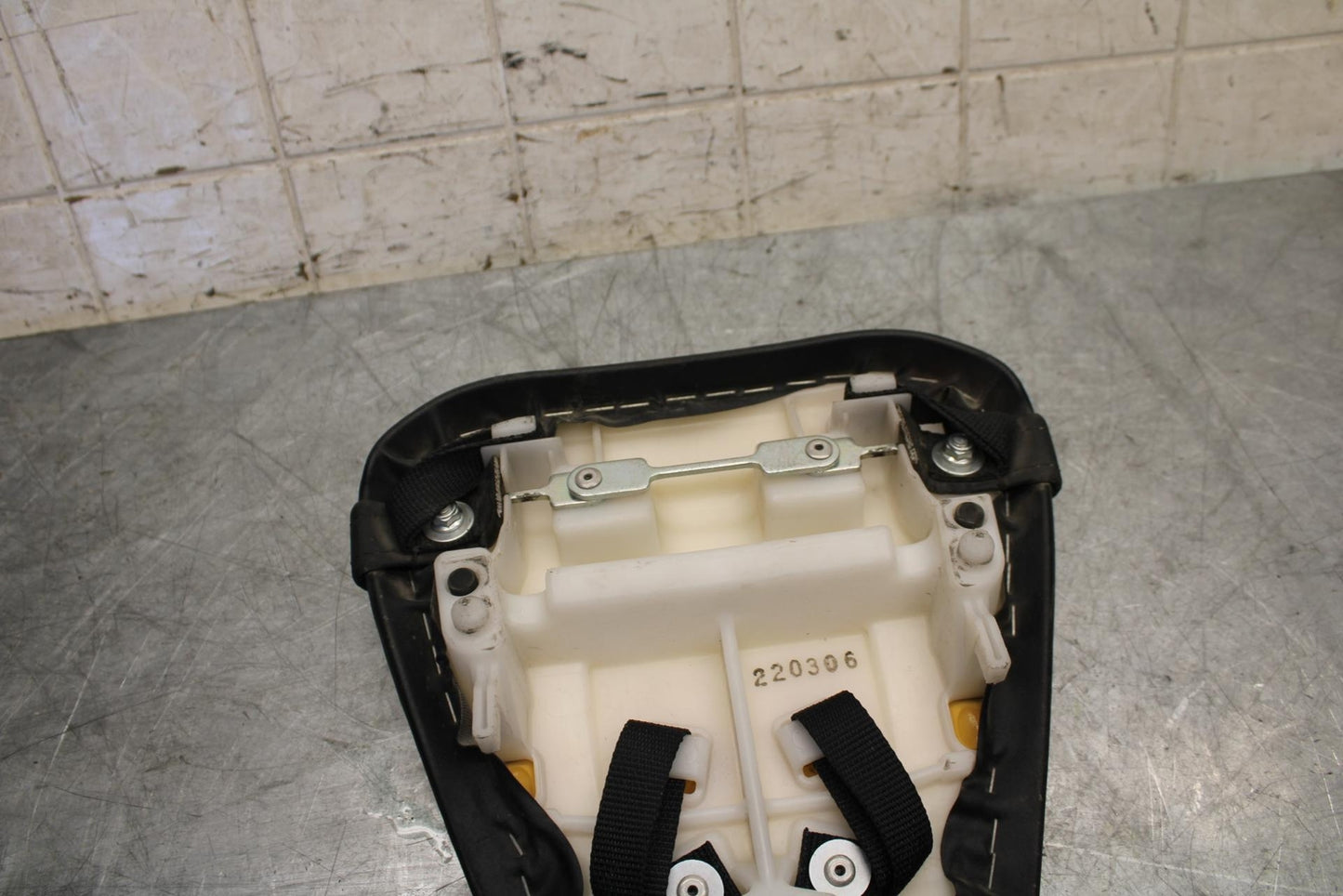 2009 Yamaha YZF R6 REAR BACK PASSENGER TANDEM SEAT PAD SADDLE PILLION BB532