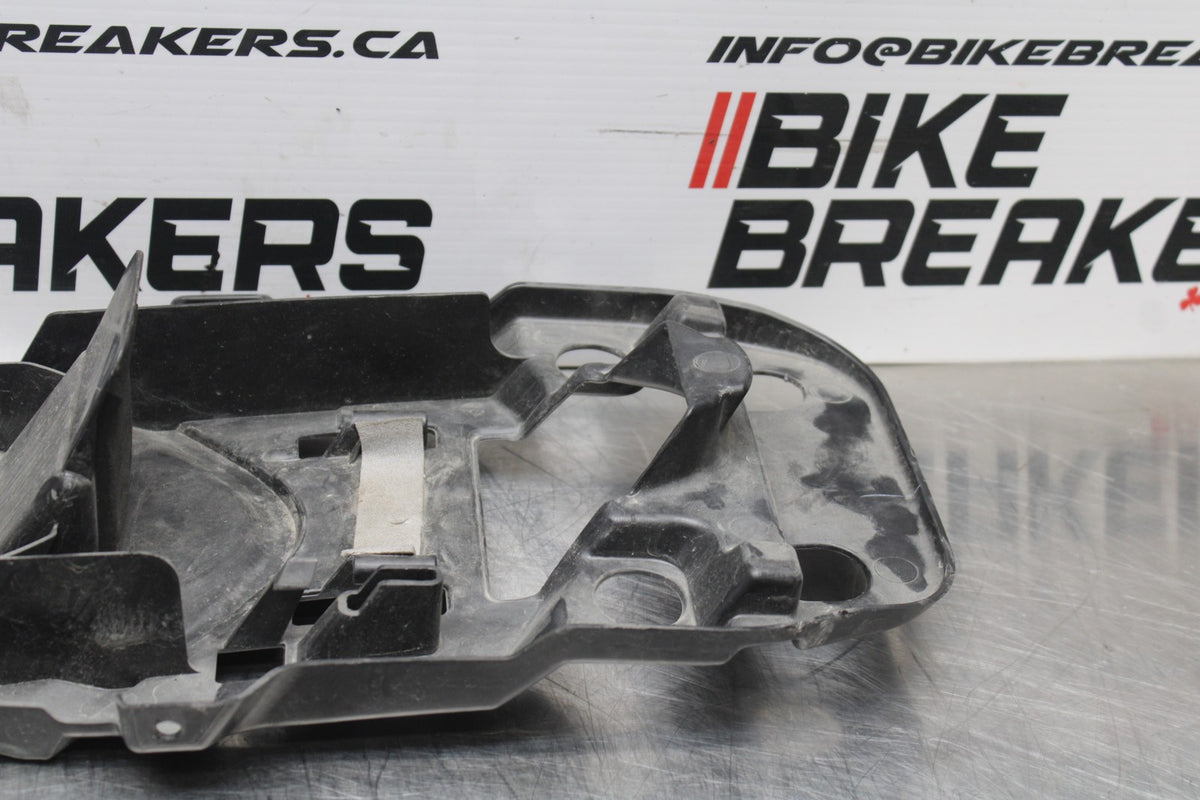 08-10 SUZUKI GSXR 600 REAR BACK TAIL UNDERTAIL BATTERY TRAY PLASTIC BB765