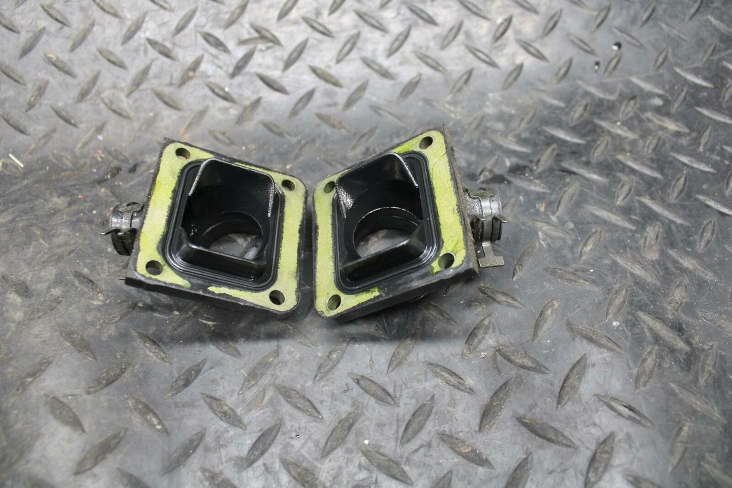 2004 Yamaha Banshee 350 YFZ350 CARB CARBURETOR INTAKE MANIFOLD BB232