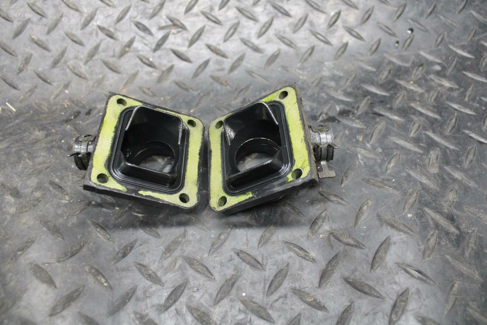 2004 Yamaha Banshee 350 YFZ350 CARB CARBURETOR INTAKE MANIFOLD BB232