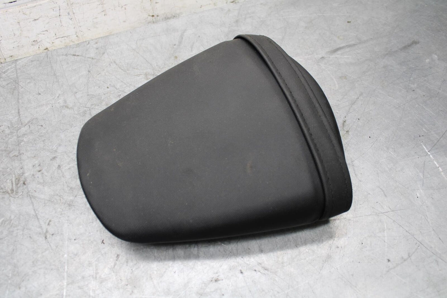 2017 Suzuki GSXR600 REAR BACK PASSENGER TANDEM SEAT PAD SADDLE PILLION BB527