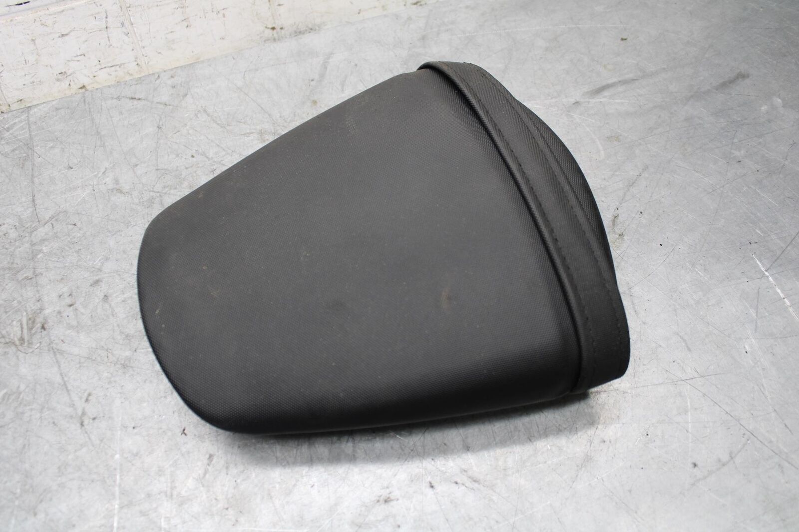 2017 Suzuki GSXR600 REAR BACK PASSENGER TANDEM SEAT PAD SADDLE PILLION BB527