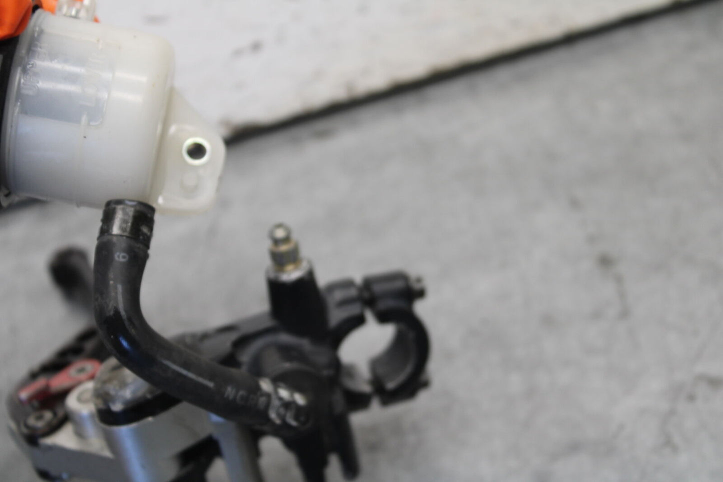 05-06 SUZUKI GSXR1000 FRONT BRAKE MASTER CYLINDER w/ LEVER 59600-47H10 BB677