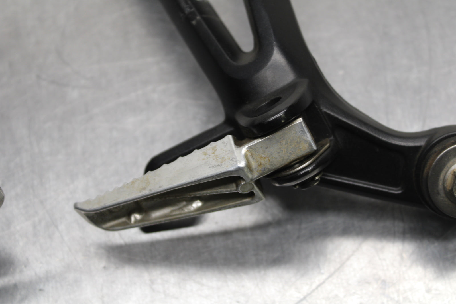 09 SUZUKI GSXR600 REAR BACK PASSENGER PEG SET PAIR BB759