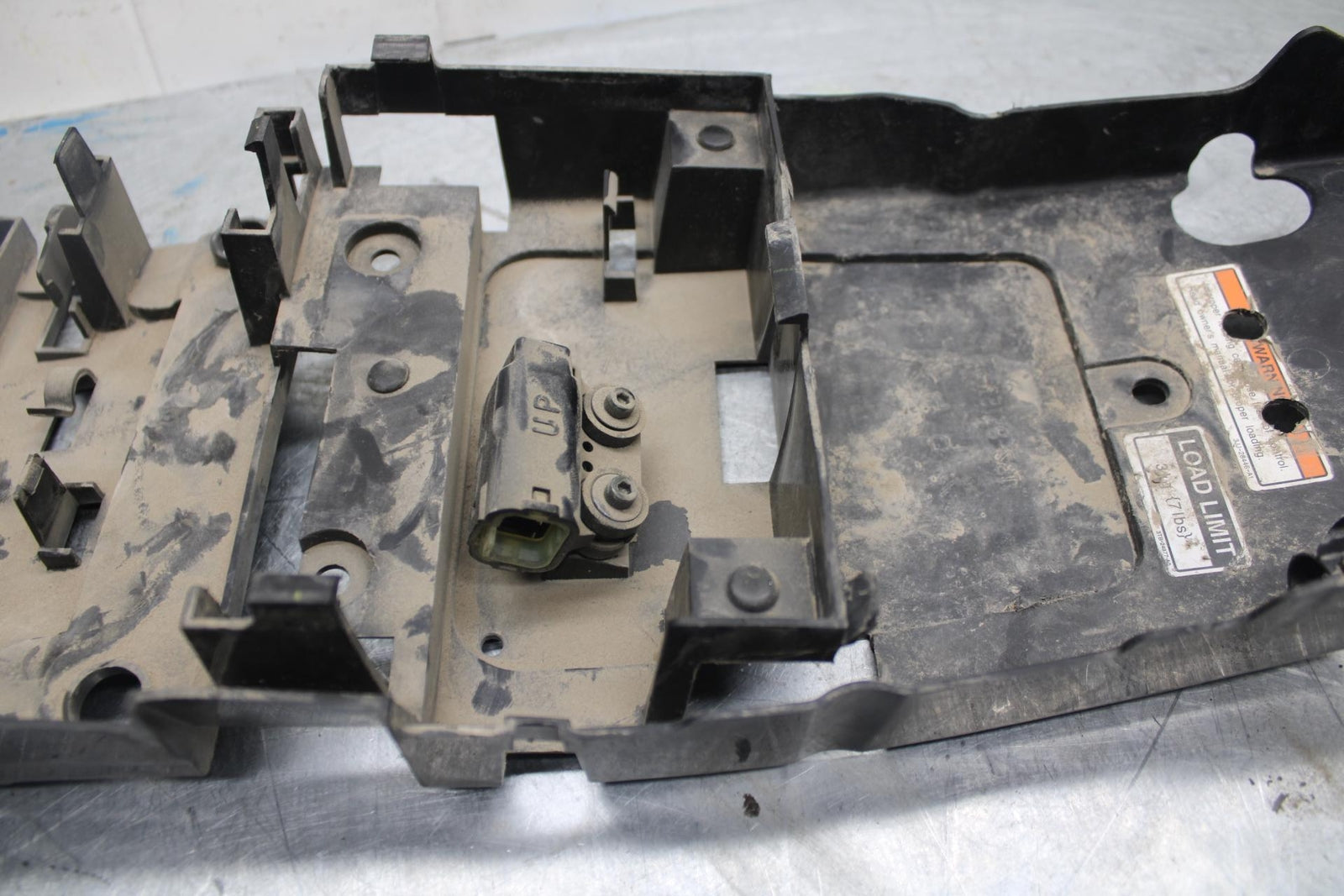 07 YAMAHA YZF R6 2c0 REAR BACK TAIL UNDERTAIL BATTERY TRAY PLASTIC BB423